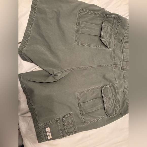 Eddie Bauer Men's Olive Cargo field short 38 - Picture 2 of 5